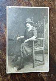 Antica Cartolina Postale Donna Su Sedia Collection