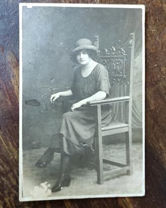 Antica Cartolina Postale Donna Su Sedia Collection