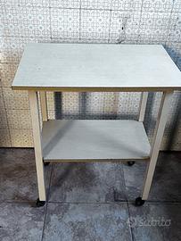 Tavolino con ruote