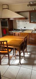 Tavolo e sedie in legno