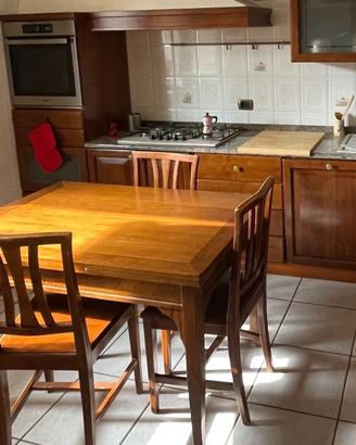 Tavolo e sedie in legno