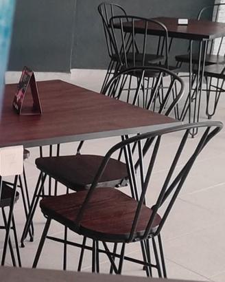  24 sedie, 5 tavoli 80x80 e 1 tavolo 120x70  