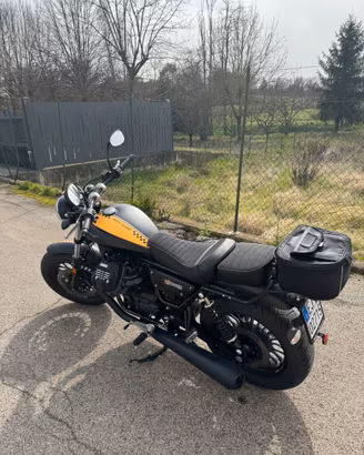 Moto Guzzi bobber v9