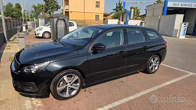 Peugeot 308 nera