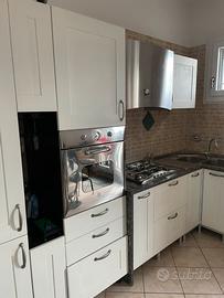 Cucina in buone condizioni + forno + lavastoviglie