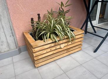 Fioriera in legno noce chiaro (effetto rustico)