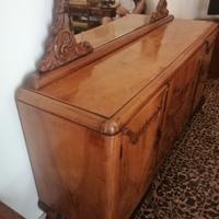 Soggiorno antico con tavolo