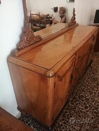 Soggiorno antico con tavolo