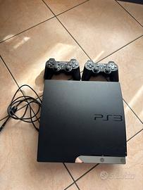 Playstation 3 con 2 joystick e un cavo