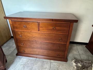 Cassettiera e comodini in set.