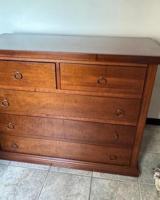 Cassettiera e comodini in set.