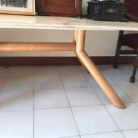Tavolo design in marmo gambe in legno