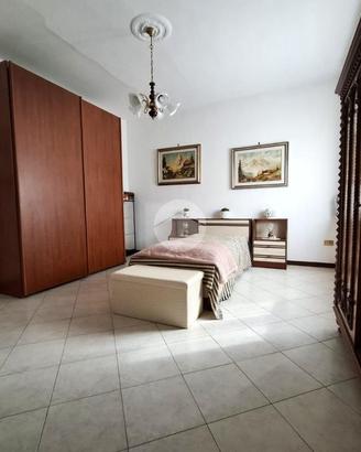 VILLA SINGOLA A PIZZALE