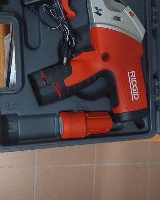 Taglia tubi a batteria