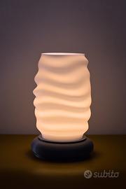 Lampada da tavolo a onde con stampa 3D