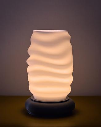 Lampada da tavolo a onde con stampa 3D