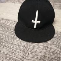 Cappello con visiera piatta