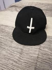 Cappello con visiera piatta