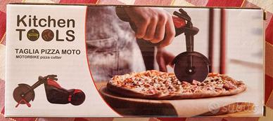 Tagliapizza a forma di moto. Nuovo.