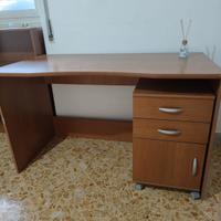 scrivania con cassettiera
