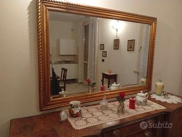 Specchio con cornice dorata intage