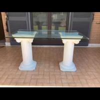 Tavolo in cristallo con colonne in gesso