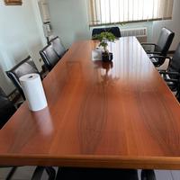 Tavolo, riunione, sedie e mobile abbinato