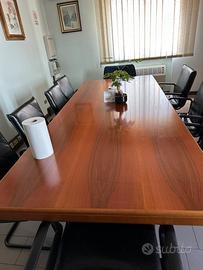 Tavolo, riunione, sedie e mobile abbinato