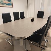 8 Sedie in pelle nera e piedi in metallo.