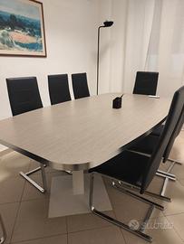 8 Sedie in pelle nera e piedi in metallo.