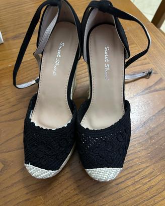 scarpe  nere con zeppa  