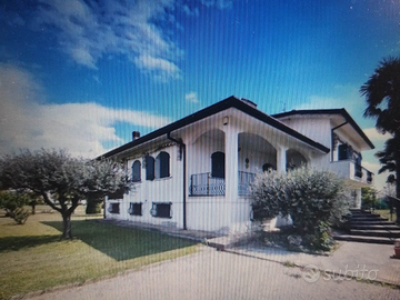 Casa più una porzione di un palazzo