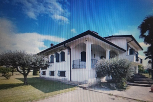 Casa più una porzione di un palazzo