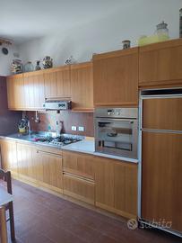 cucina completa di forno e frigorifero 