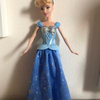 Cenerentola con vestito volteggiante, bambola