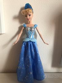 Cenerentola con vestito volteggiante, bambola