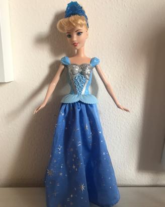 Cenerentola con vestito volteggiante, bambola