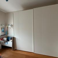 Armadio bianco ampio