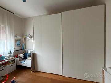 Armadio bianco ampio