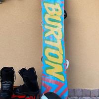 Tavola da snowboard, attacchi, casco, occhiali