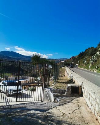 Villetta con 2 appartamenti e terreno