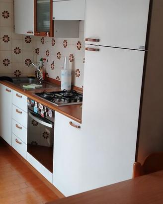 Cucina con tavolo e 4 sedie