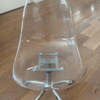 Sedia trasparente regolabile con rotelle