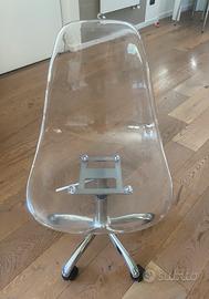 Sedia trasparente regolabile con rotelle