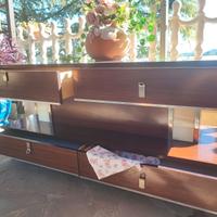 cassettiera artigianale in legno con illuminazione