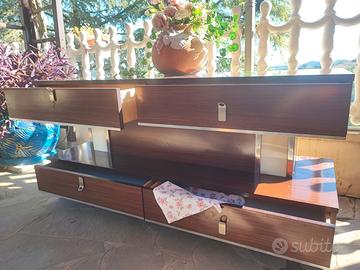 cassettiera artigianale in legno con illuminazione