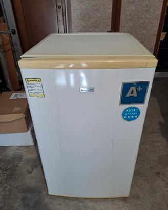 Frigorifero compatto Candy con congelatore