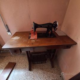 Macchina da cucire Singer antica con mobile