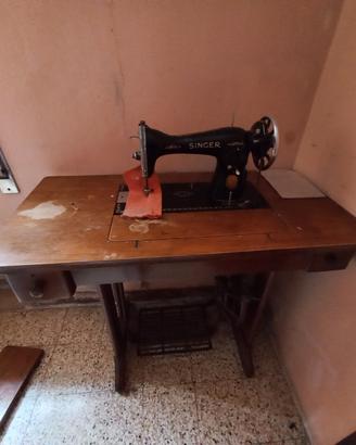 Macchina da cucire Singer antica con mobile