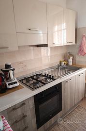 Cucina completa moderna con elettrodomestic